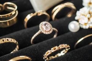 guld Smycken diamant ringar visa i lyx detaljhandeln Lagra visa monter foto