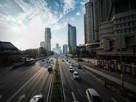 trafik rörelse i de morgon- timme i kuala lumpur, malaysia foto