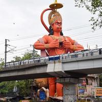 ny delhi, Indien - juni 21, 2022 - stor staty av herre hanuman nära de delhi metro bro belägen nära karol bagh, delhi, Indien, herre hanuman stor staty rörande himmel foto