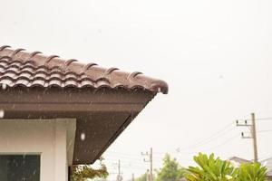 regn faller ner från de hus tak foto