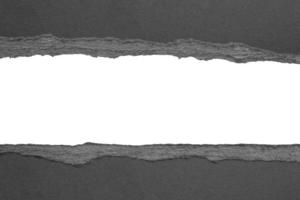 svart rev papper trasig kanter remsor isolerat på vit bakgrund foto