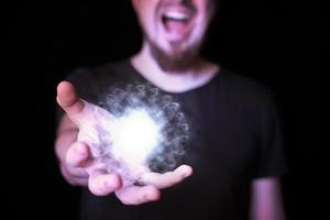 magisk boll i skäggig trollkarl hand foto