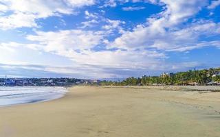 ytterst enorm stor surfare vågor på strand puerto escondido Mexiko. foto