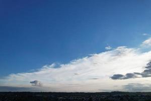 skön himmel med dramatisk moln drönare hög vinkel antal fot över stad av England Storbritannien foto