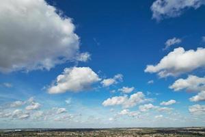 underbar hög vinkel se av moln och himmel över England foto