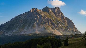 skön och majestätisk berg på solnedgång i stavna, monte foto