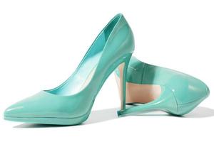 närbild grön kvinnor patent läder skor isolerat på vit bakgrund. stilettos sko typ. sommar mode och handla begrepp. lyx och glamour fest damer garderob tillbehör. selektiv fokus foto