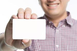 människor man hand hålla visitkort visar tomma vita kort mock up. eller kreditkortsdisplay på framsidan av kreditkortet. affärs varumärke koncept. foto