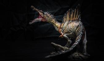 dinosaurie , spinosaurus i de mörk foto