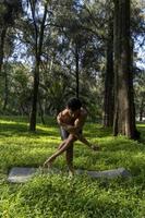 ung man, håller på med yoga eller reiki, i de skog mycket grön vegetation, i Mexiko, guadalajara, bosque colomos, latinamerikan, foto