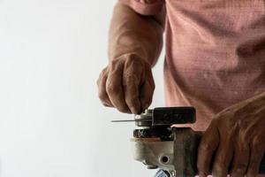 latino man ser för verktyg i hans verktygslåda, latinamerikan, med skruvmejsel i hand foto