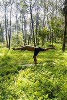 mexikansk man håller på med yoga och stretching i de skog, mexico foto