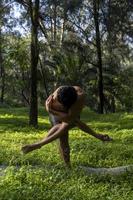 ung man, håller på med yoga eller reiki, i de skog mycket grön vegetation, i Mexiko, guadalajara, bosque colomos, latinamerikan, foto