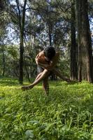 ung man, håller på med yoga eller reiki, i de skog mycket grön vegetation, i Mexiko, guadalajara, bosque colomos, latinamerikan, foto