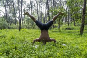 ung man, håller på med yoga eller reiki, i de skog mycket grön vegetation, i Mexiko, guadalajara, bosque colomos, latinamerikan, foto