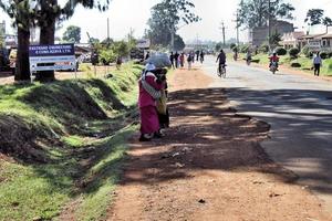 kimilili i kenya i februari 2011. en se av människor försäljning Produkter i kenya foto