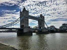 utsikt över tower bridge i london foto