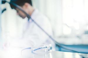 medicinsk forskning laboratorium säkerhet glasögon med suddig asiatisk manlig bakgrund foto