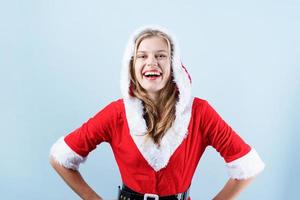 närbild av caucasian Lycklig kvinna bär santa kläder skrattande foto