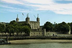 utsikt över tornet i london över Themsen foto