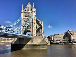 utsikt över tower bridge i london foto