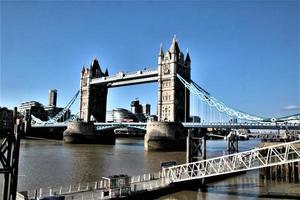 utsikt över tower bridge i london foto