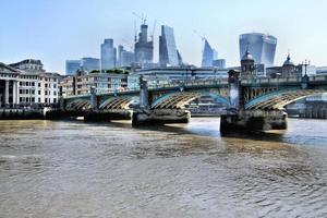 en se av de flod thames i London på en solig dag foto