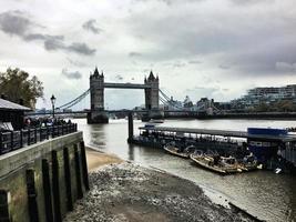 utsikt över tower bridge i london foto