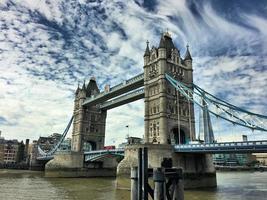 utsikt över tower bridge i london foto