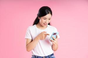 skön asiatisk flicka porträtt, isolerat på rosa bakgrund foto