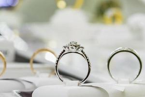 Smycken diamant ringar visa i lyx detaljhandeln Lagra fönster visa monter foto