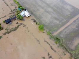 översvämning i lantlig samhällen i thailand orsakade förbi stormar orsakar tung regnar till Fortsätta foto