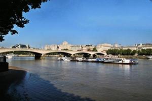 en se av de flod thames i London på en solig dag foto