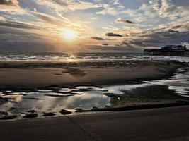 en se av en solnedgång över Blackpool bok foto