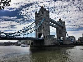 utsikt över tower bridge i london foto