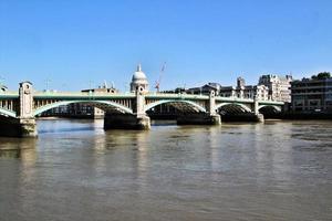 en se av de flod thames i London på en solig dag foto