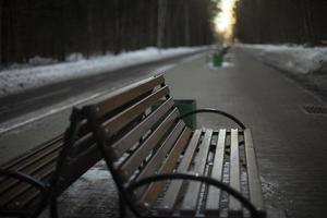 affär i parkera. bänk på gata. detaljer av stadens parkera infrastruktur. foto