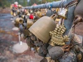 buddha klocka på lanpresrinakarin på topp av phu kradueng berg i loei stad thailand.phu kradueng berg nationell parkera de känd resa destination foto