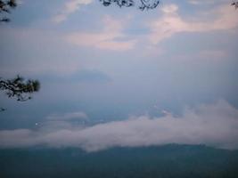 skön soluppgång med hav av dimma i de tidigt morgon- på phu kradueng berg nationell parkera i loei stad thailand.phu kradueng berg nationell parkera de känd resa destination foto