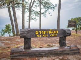 nanoi klippa på phu kradueng berg nationell parkera i loei stad thailand.phu kradueng berg nationell parkera de känd resa destination foto