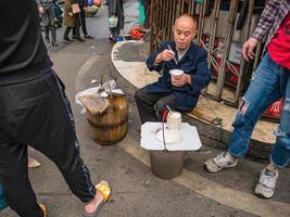 changsha.china-18 oktober 2018.obekant senior människor försäljning tofu på gata i de morgon- på changsha stad hunan kina.taiping gammal gata ett av landmärke i changsha stad foto