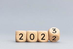 vända av kub blockera för förändra 2022 till 2023. ny år är kommande begrepp. kopia Plats foto