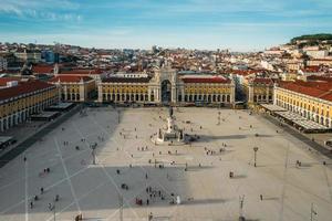 antenn se av fotgängare på praca do comercio i Lissabon, portugal foto