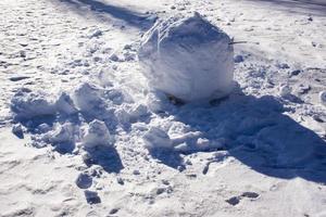 snö och vind kombinerad bildas snö vågor i en jordbruks miljö. foto