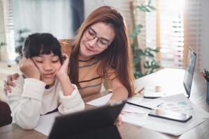 kärleksfull mor stödjande trött dotter studie tillsammans på Hem. mamma portion bekvämlighet skola flicka har svårighet med utbildning inlärning på Hem. foto