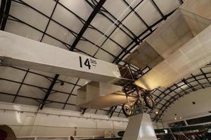 rio de Janeiro, rj, Brasilien, 2022 - flyg- museum - kopia av 14-bis, först flygplan tillverkad förbi alberto santos dumont i 1906 foto