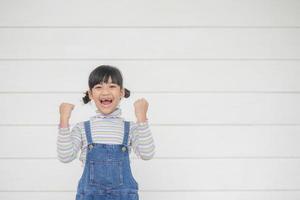 porträtt av Lycklig liten asiatisk barn på vit bakgrund foto