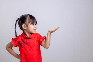Lycklig kinesisk ny år. liten asiatisk flickor med congratulation gest foto