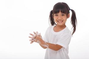 barn tvättning händer och som visar tvål palmer.på vit bakgrund foto