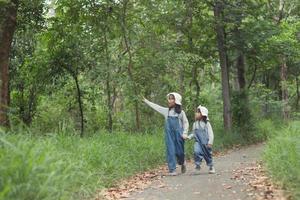 barn är rubrik till de familj campingplats i de skog promenad längs de turist rutt. camping väg. familj resa semester begrepp. foto